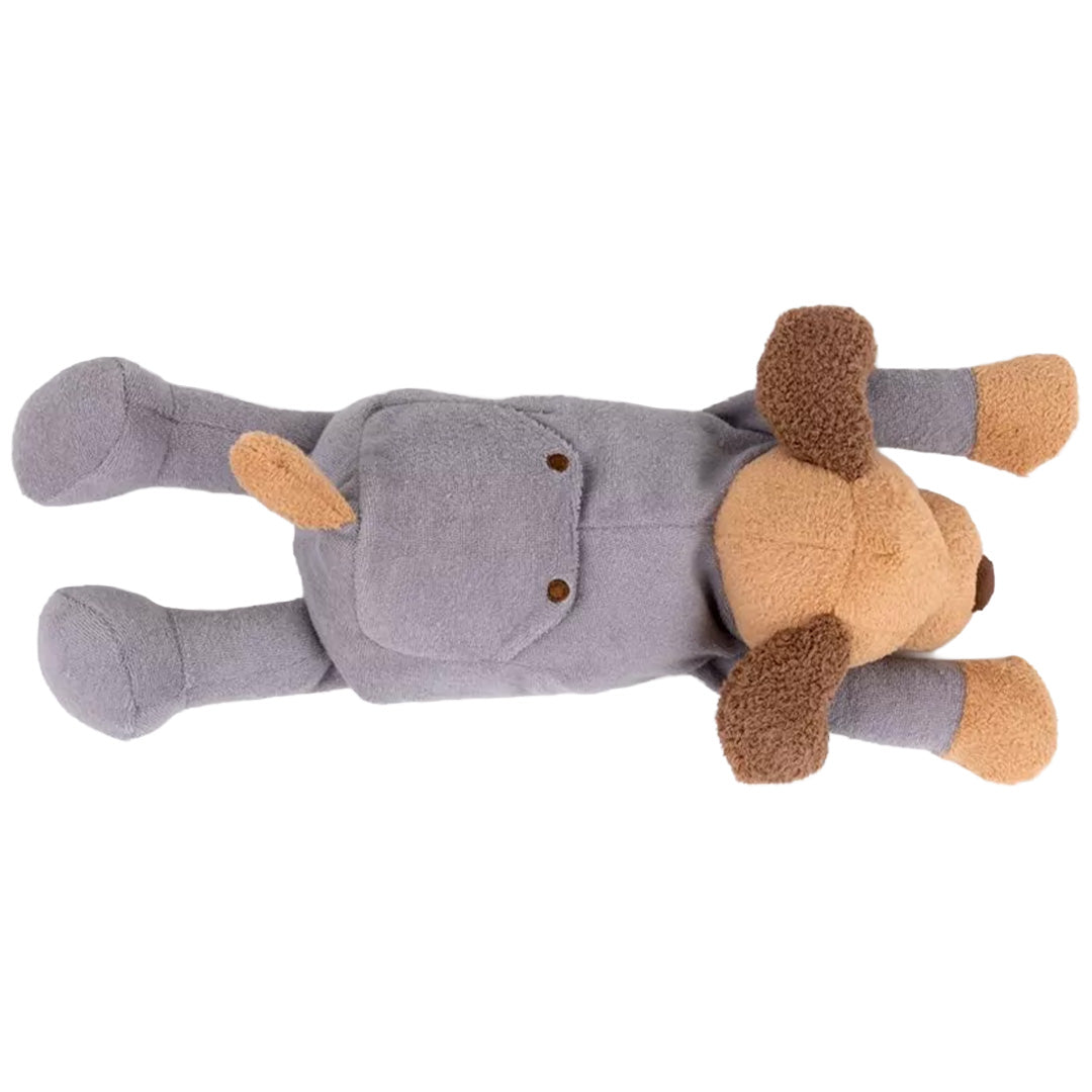 Egmont Toys pluchen verzwaarde hond met bruine kop en grijze pyjama, van bovenaf gefotografeerd op een witte achtergrond.