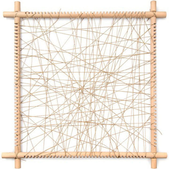 grapat houten knutselframe met kriskras gespannen beige touw.