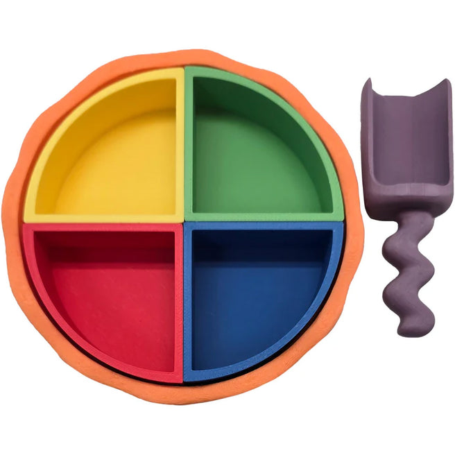 grennn sensorisch speelgoed met een ronde oranje basis, vier regenboogkleurige kwartcirkel inzetstukken en een paarse schep.
