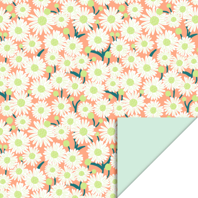 house of products inpakpapier met een gebloemd madeliefjespatroon op een perzikkleurige achtergrond, waarvan een hoek de pastel mint achterkant toont.