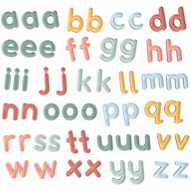 Een overzicht van alle inspire my play siliconen kleine alfabet letters in verschillende kleuren.