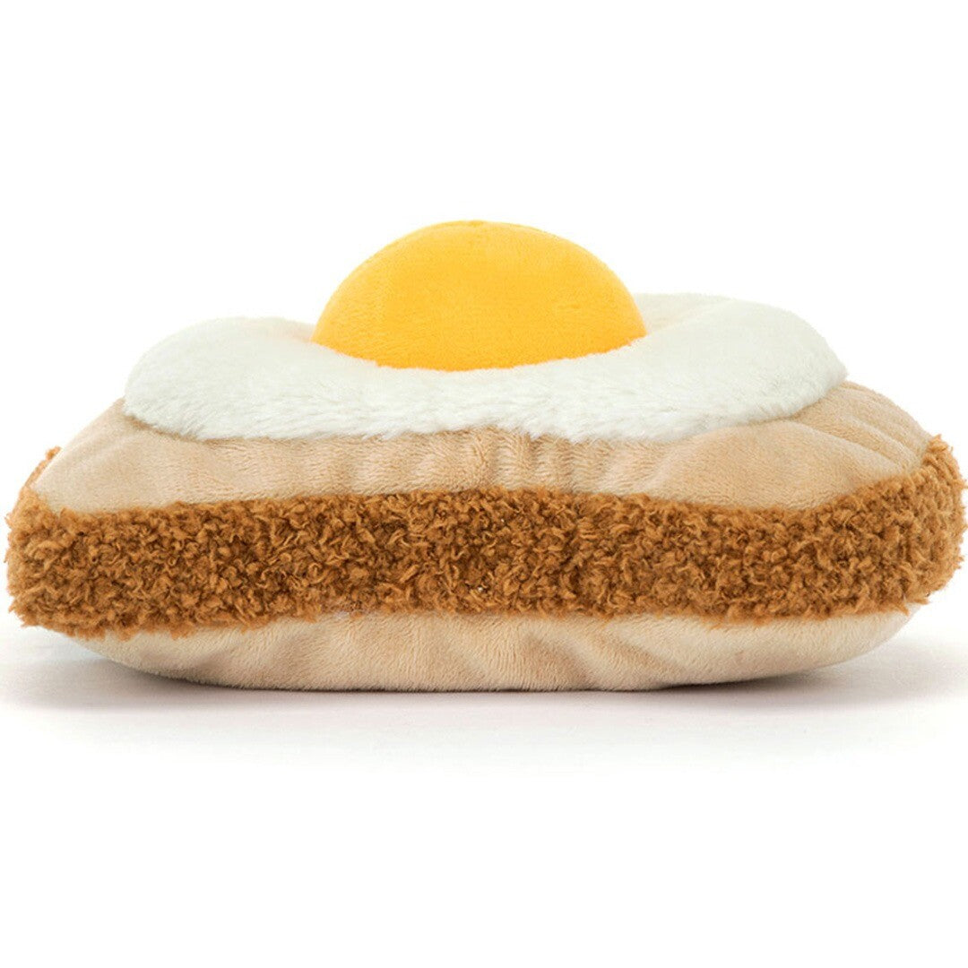 Jellycat Amuseables knuffelei op brood, van voren gezien, met een geel ei en bruine toast.