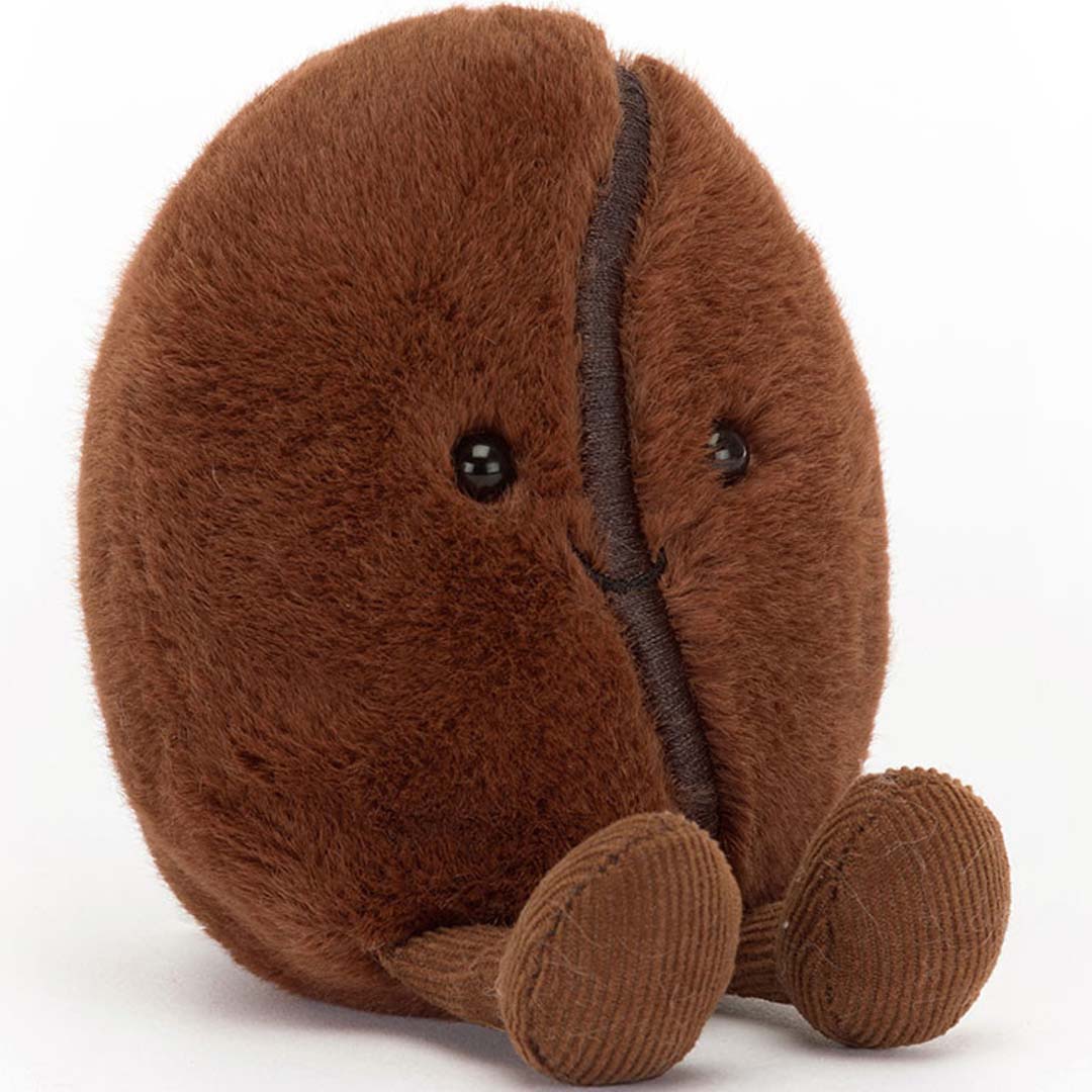 Jellycat knuffel koffieboon met ogen en een glimlach, zittend.