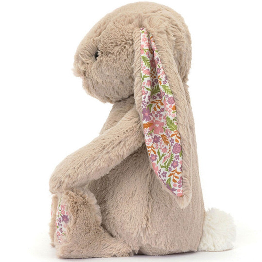 Jellycat knuffelkonijn beige met gebloemde oren en poten, zittend en van de zijkant gezien.