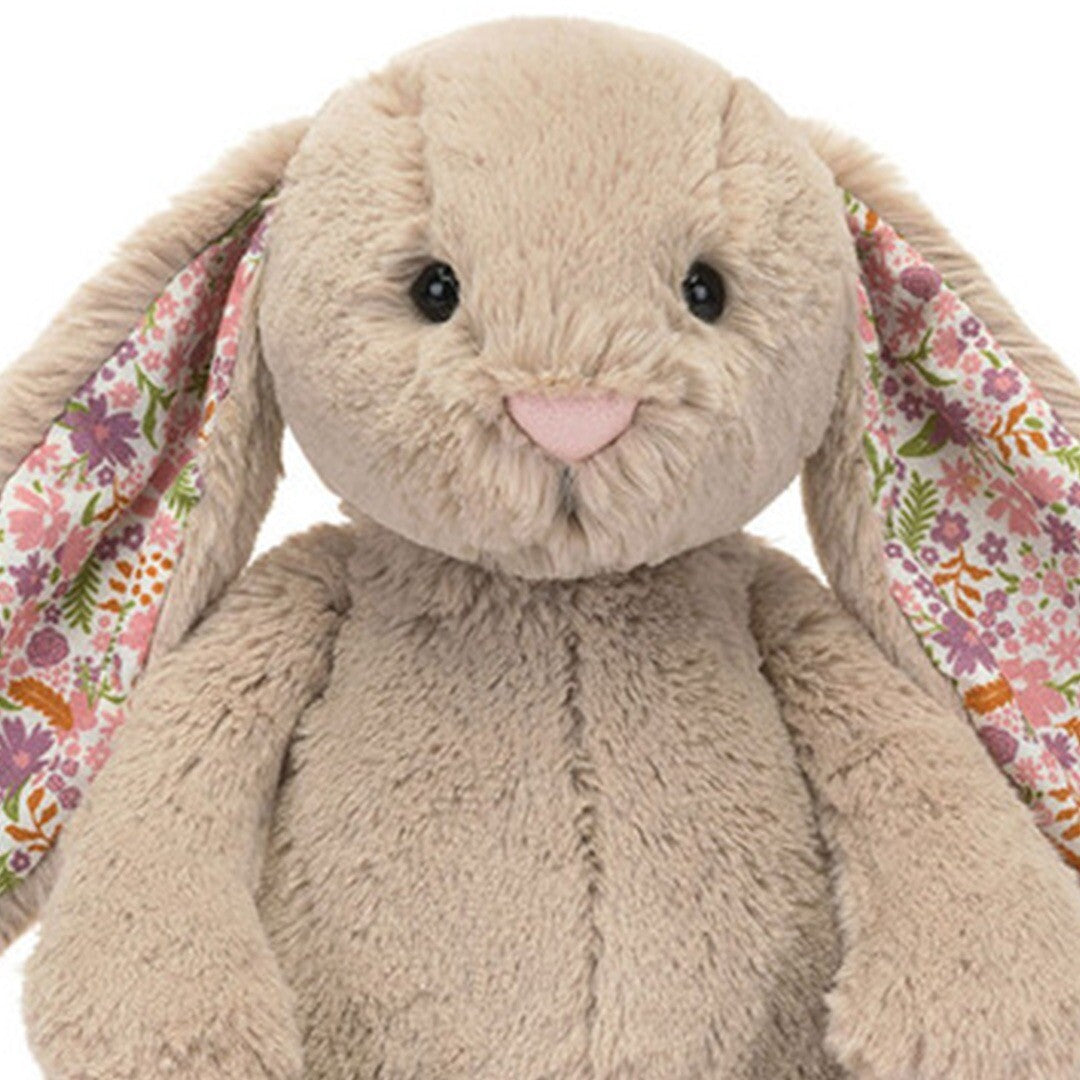 Detailopname van het gezicht van het Jellycat knuffelkonijn beige met gebloemde oren.