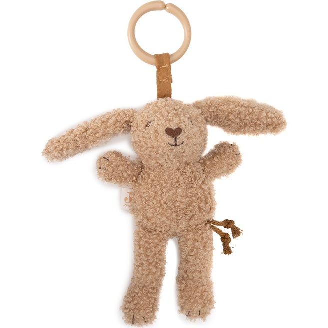 Jollein wagenhanger in de vorm van een beige konijn met een houten ring.