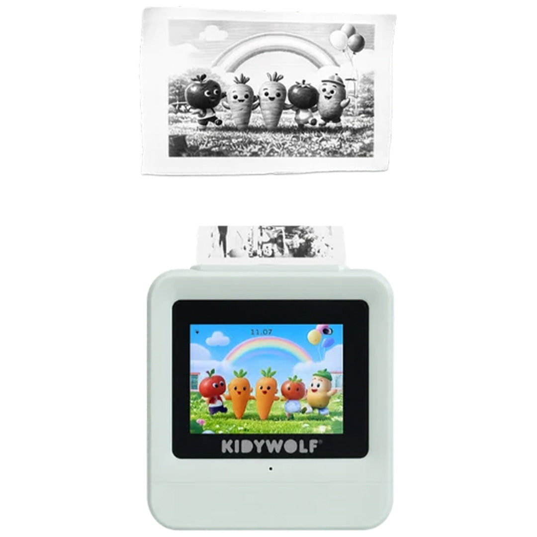 Kidywolf Kidyprinter AI speelgoedprinter van voren gezien, met een kleurenillustratie van groenten op het scherm en een zwart-wit afdruk erboven.