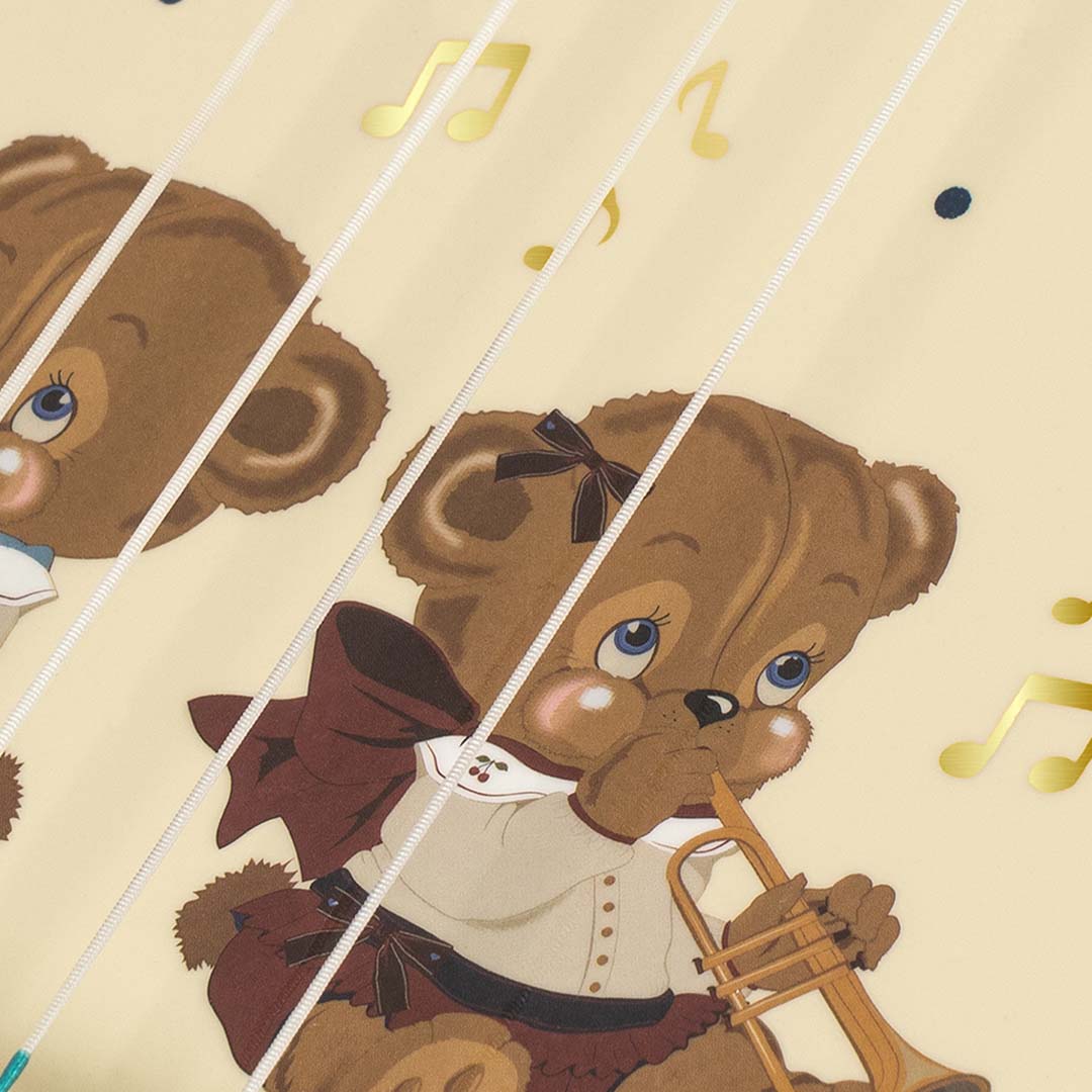 Detail van de Konges Sløjd speelgoedukelele met een teddybeer die trompet speelt en muzieknoten.