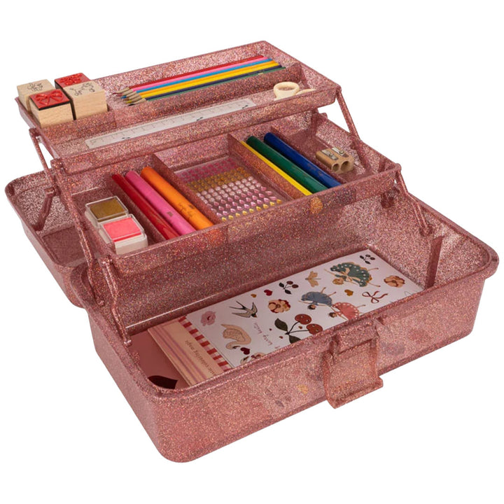 De open Konges Sløjd glitter roze knutselset met diverse knutselspullen zoals potloden, stiften en stempels.