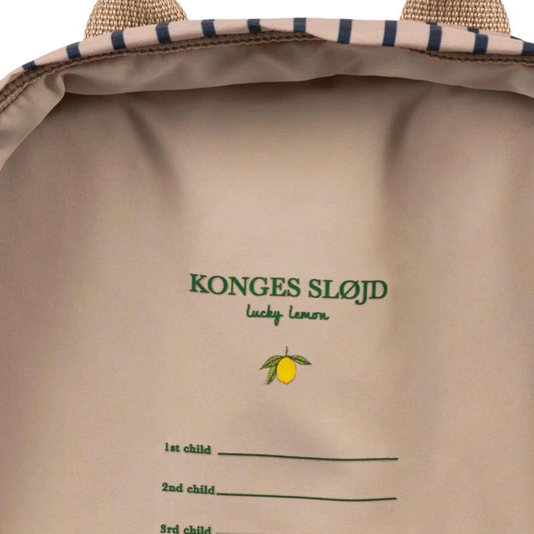 Binnenkant van de Konges Sløjd peuterrugzak met merklogo en naamlabels voor meerdere kinderen.