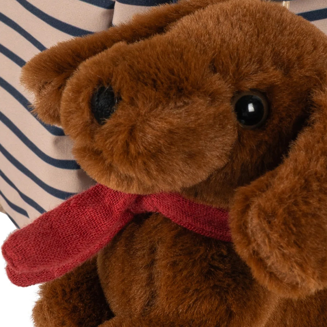 Detail van de bruine pluche hond sleutelhanger met rode sjaal.