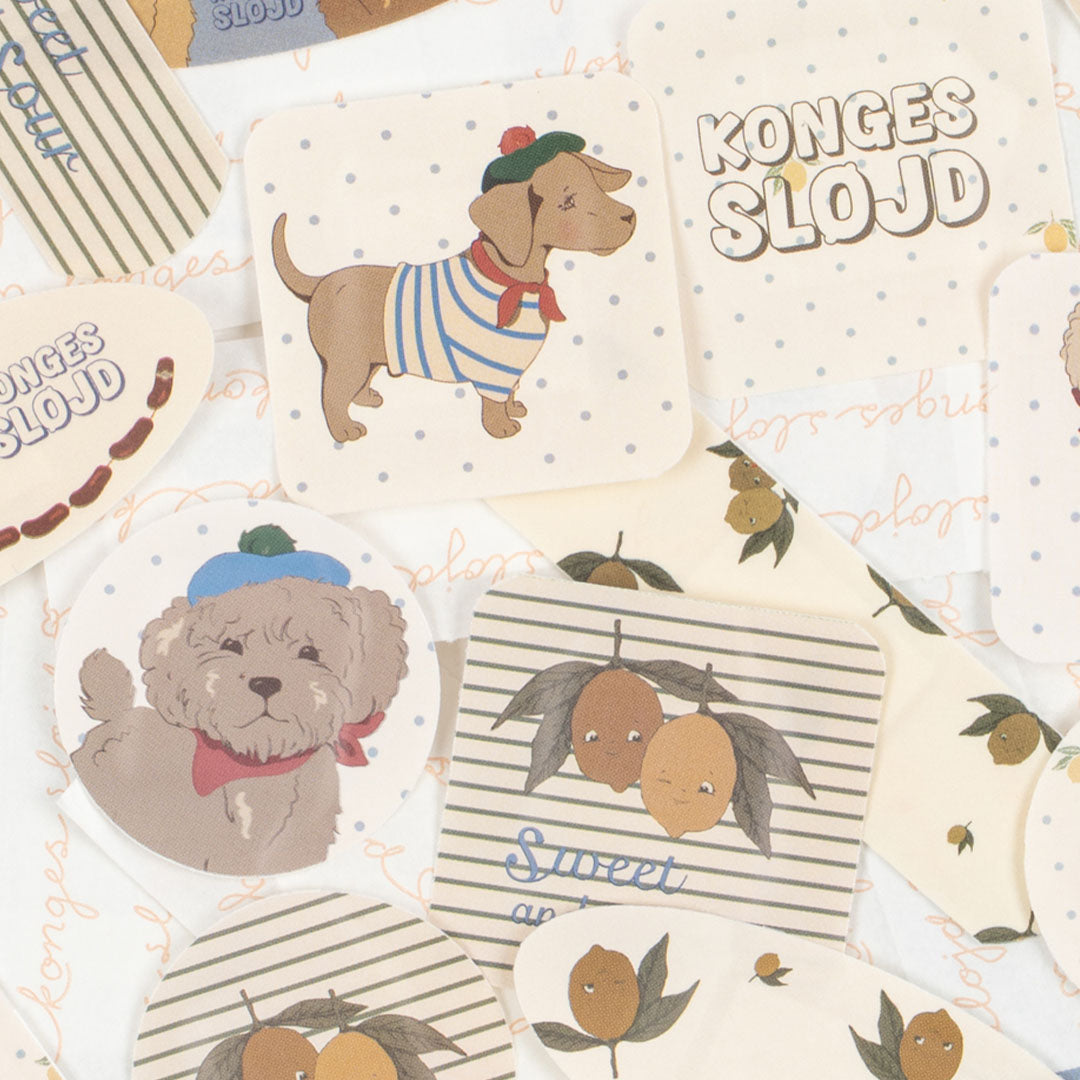 Detail van Konges Sløjd pleisters met illustraties van honden, citroenen en diverse patronen.