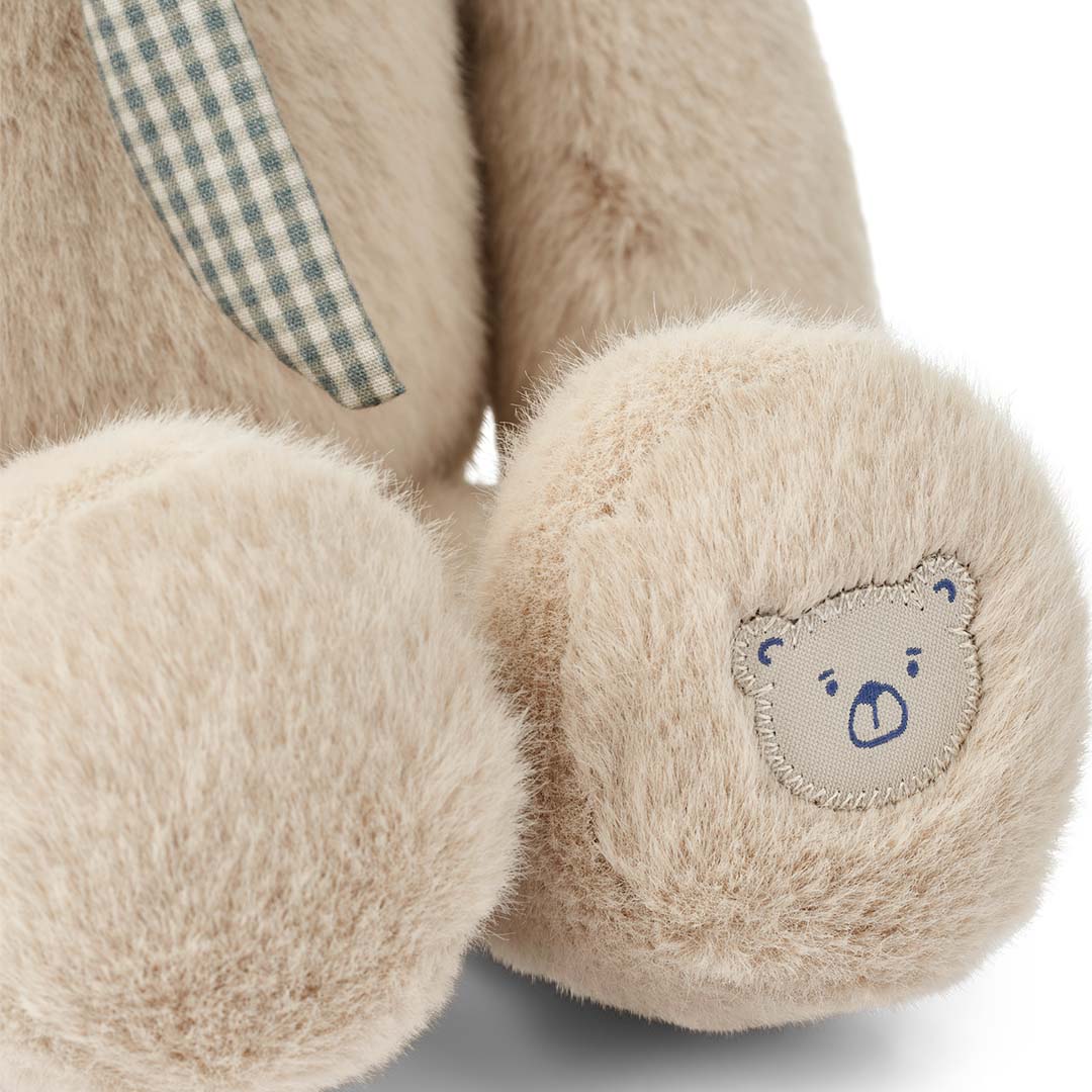 Detail van de voet van het Liewood pluchen knuffelkonijn met een geborduurd beertjeslogo.