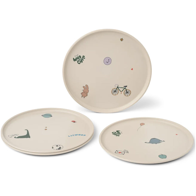 Drie Liewood beige kinderborden met speelse illustraties van dieren, een fiets en tekst.
