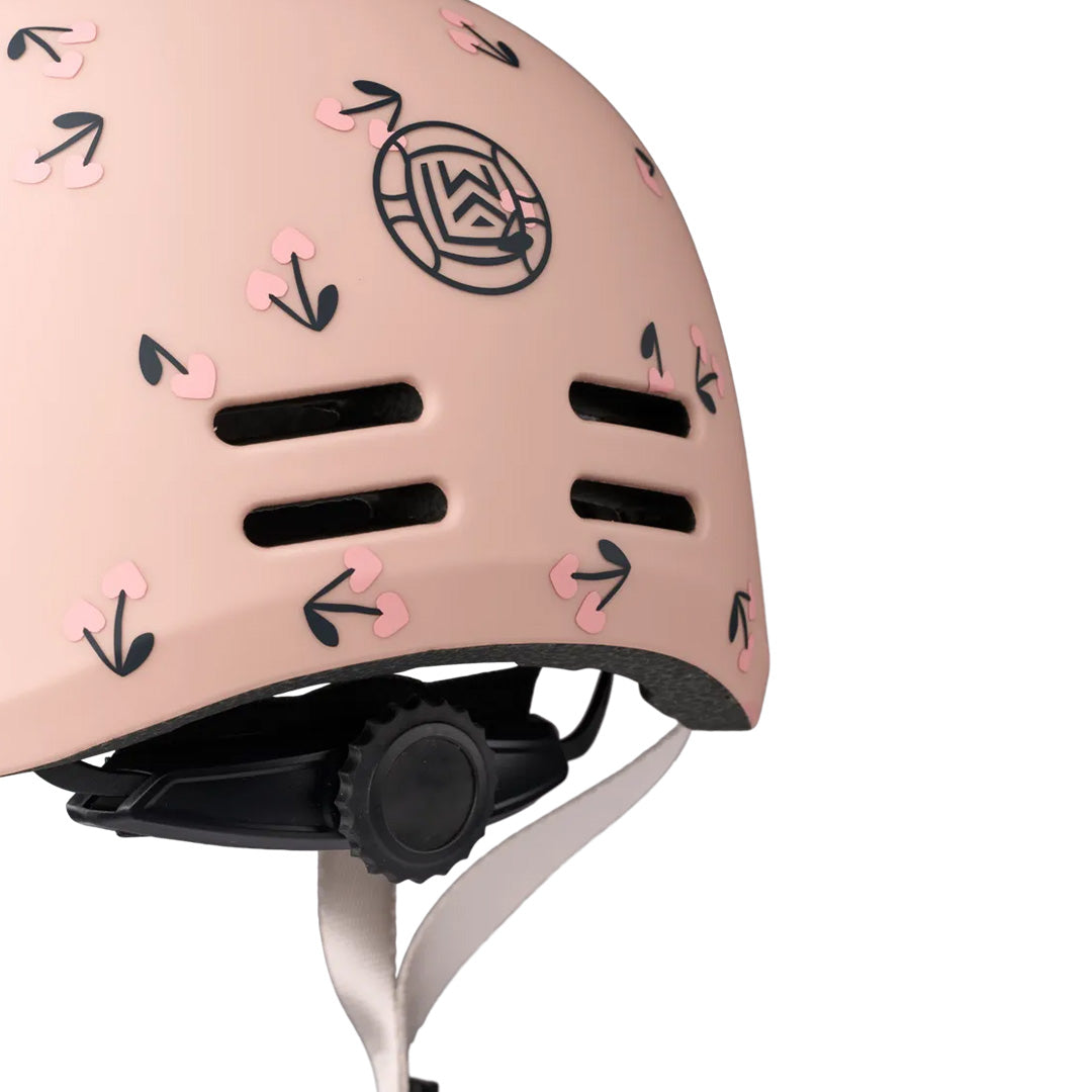 Detail van de Liewood roze kinderhelm met kersenpatroon.