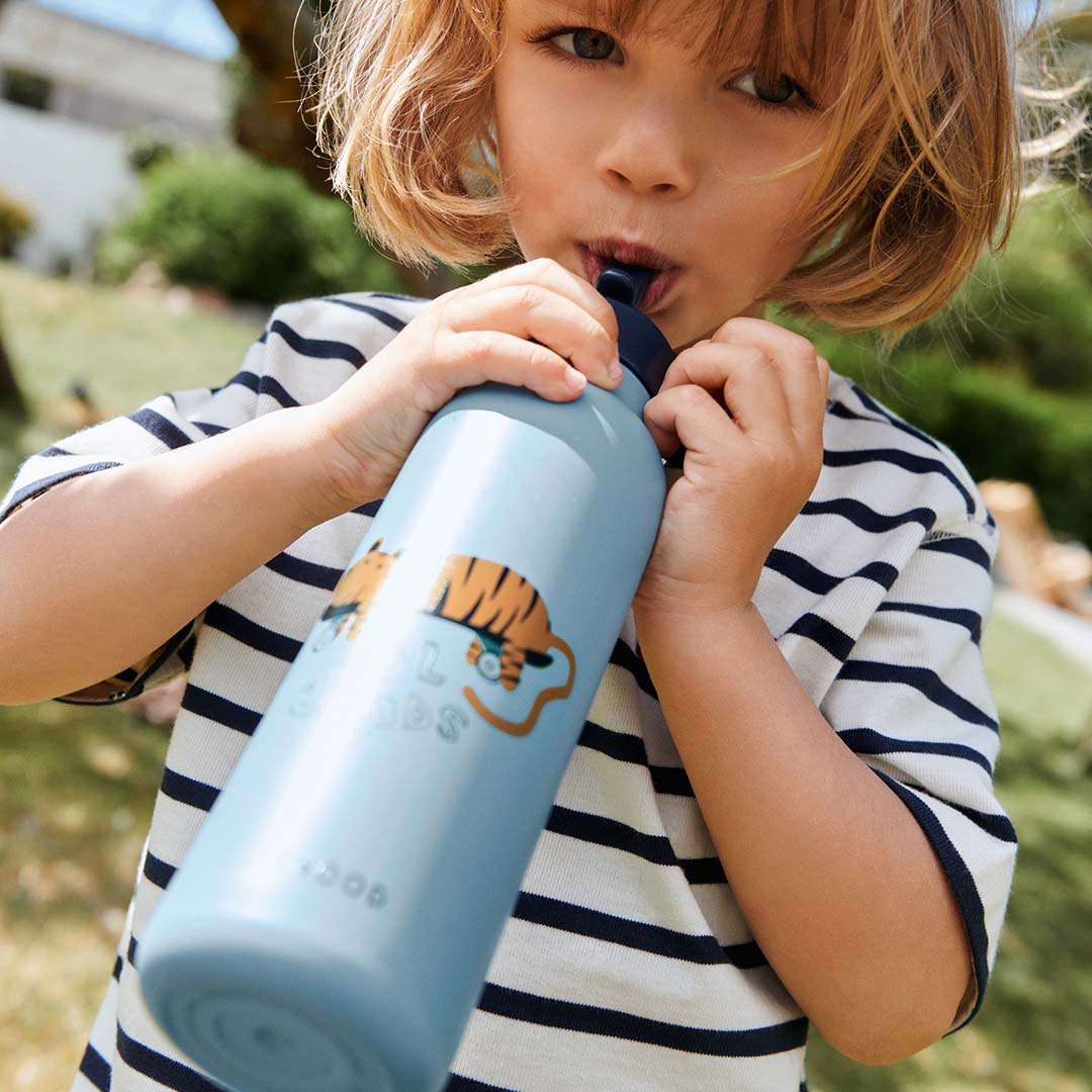  Kind drinkt uit Liewood thermofles| LW19616-2522 | 2