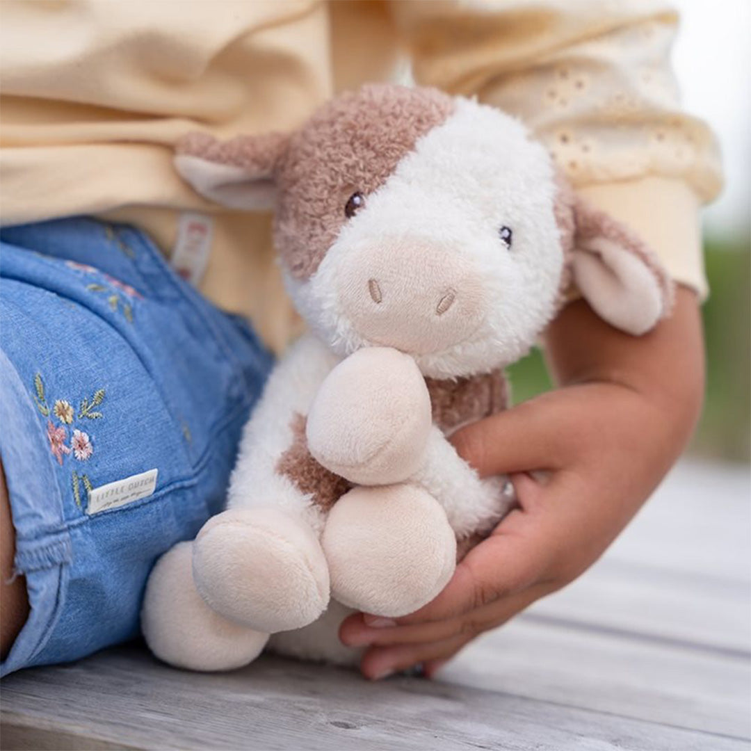 little dutch knuffelkoe little farm - 17 cm | LD8830 | 1