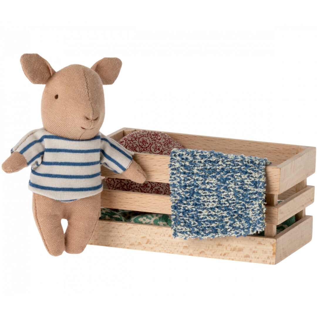 maileg knuffelbiggetje in een krat - jongen - 11 cm | 16-3988-01 | 0