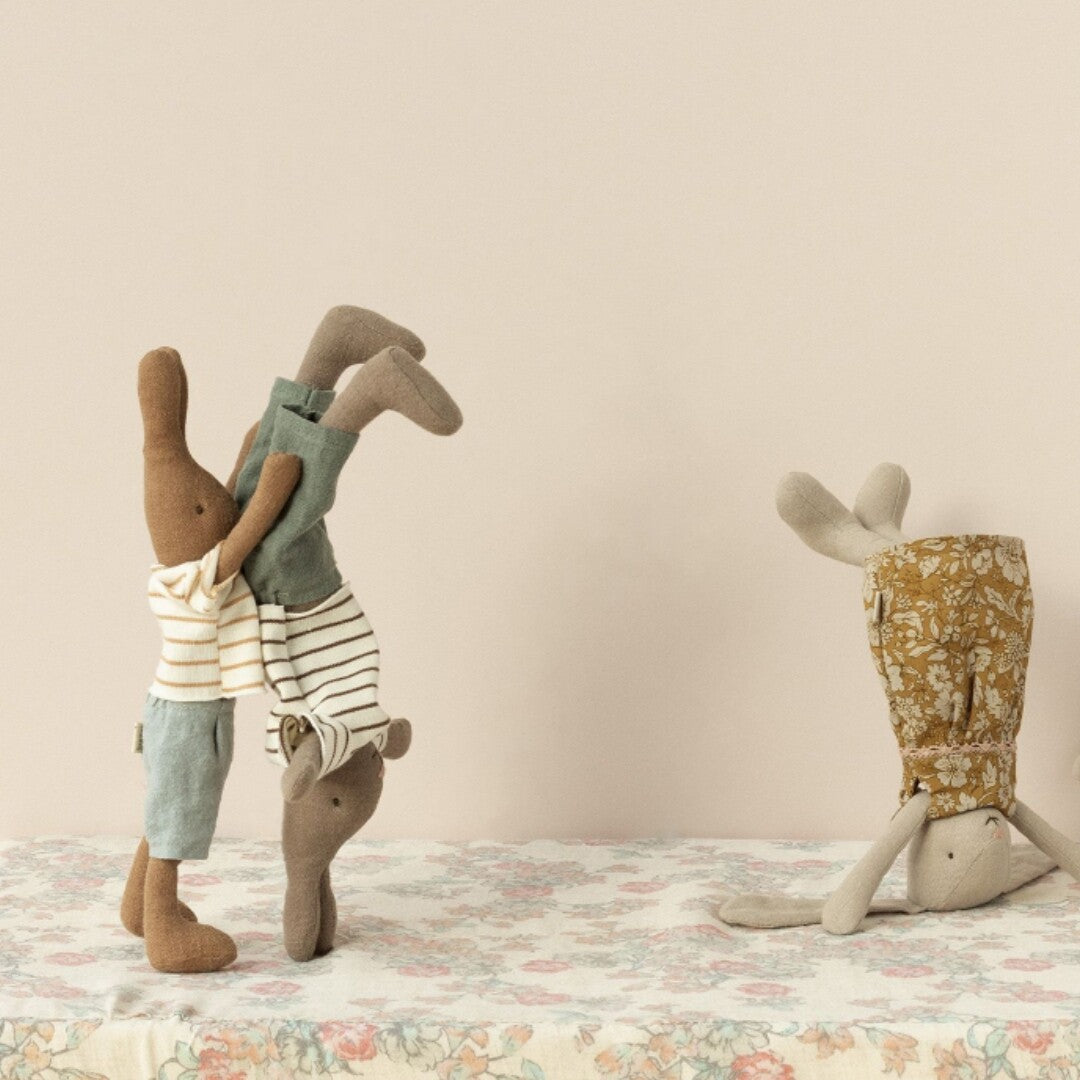 maileg knuffelkonijn gestreept shirt en korte broek - maat 1 - 26 cm  | 16-4120-00 | 1