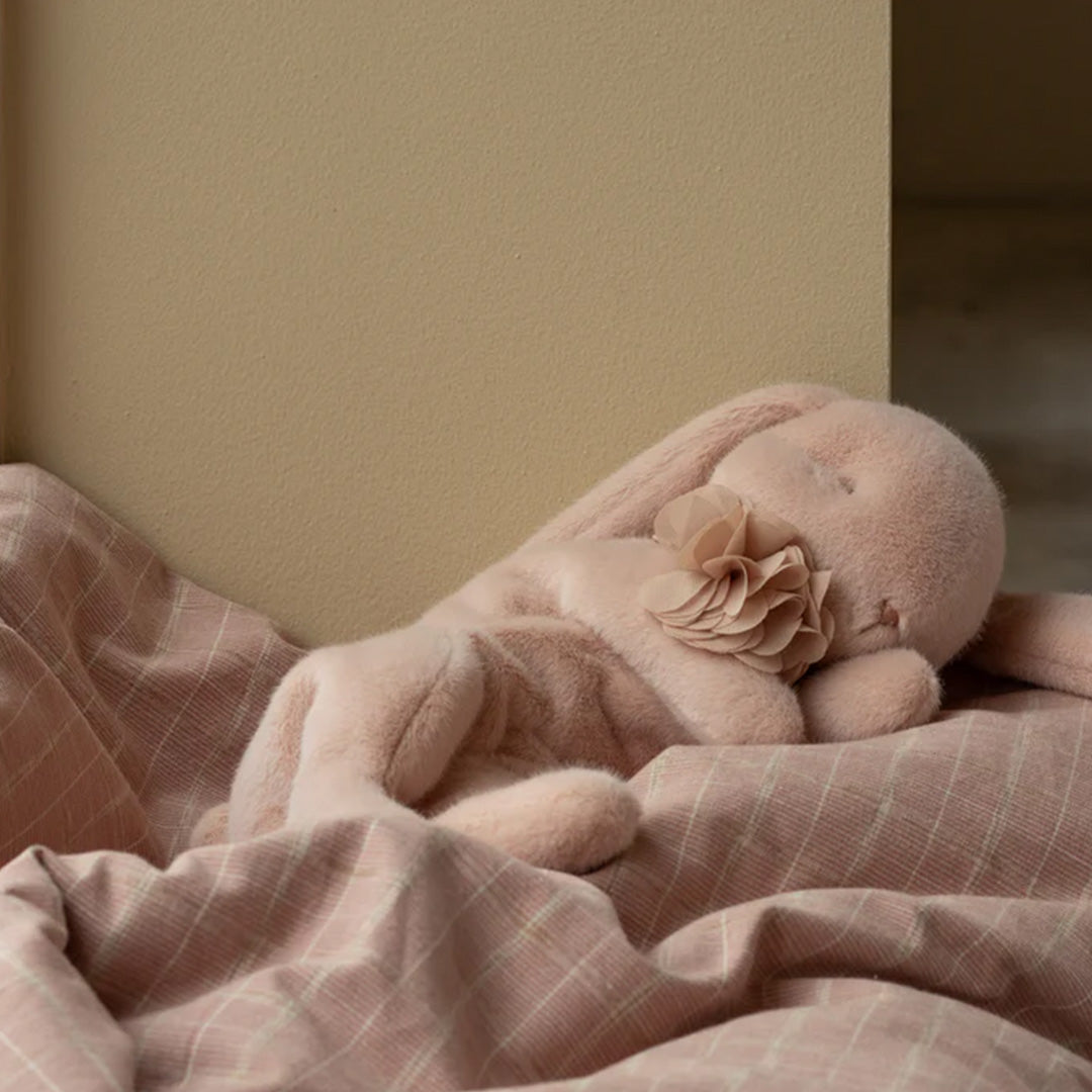 maileg knuffelkonijn sleeping bunny plush - powder - 28 cm | 16-5990-00 | 1