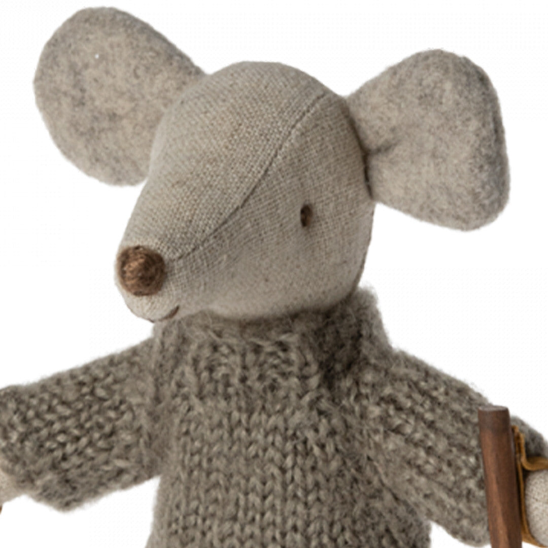 maileg knuffelmuis grote broer op ski's - 13 cm | 17-3212-00 | 1