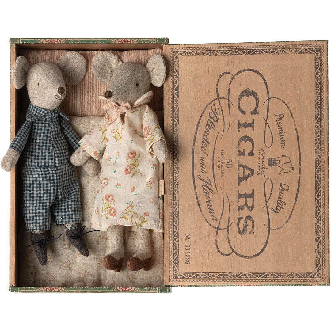 maileg knuffelmuis opa en oma in sigarendoosje - 17 cm | 17-3303-00 | 2