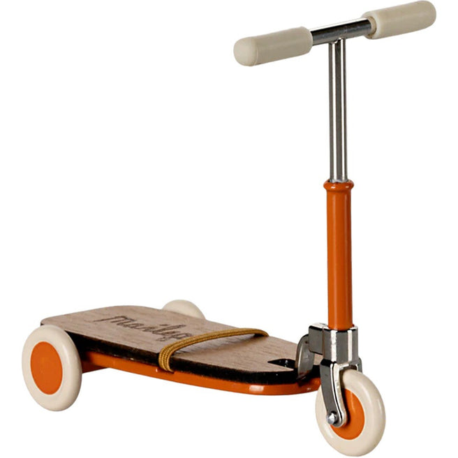 Maileg poppenstep in oranje met houten plank met tekst, metalen stuur en crème wielen.