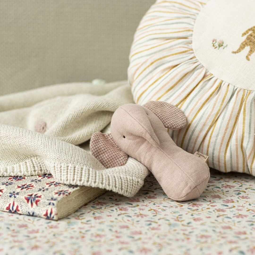 maileg rammelaar lullaby friends - olifant light dusty blue - 11 cm | 16-4703-01 | 1