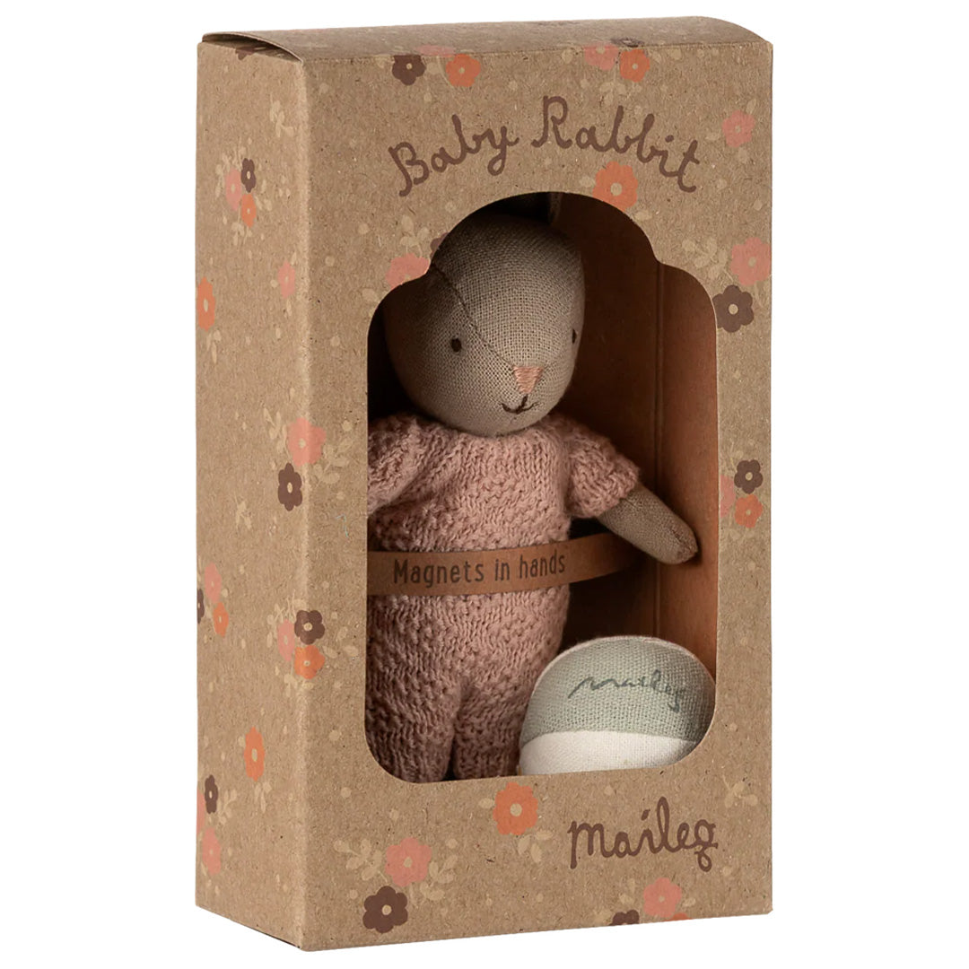 maileg knuffelkonijn micro met bal - sand - rose - 11 cm | 16-5033-00 | 3