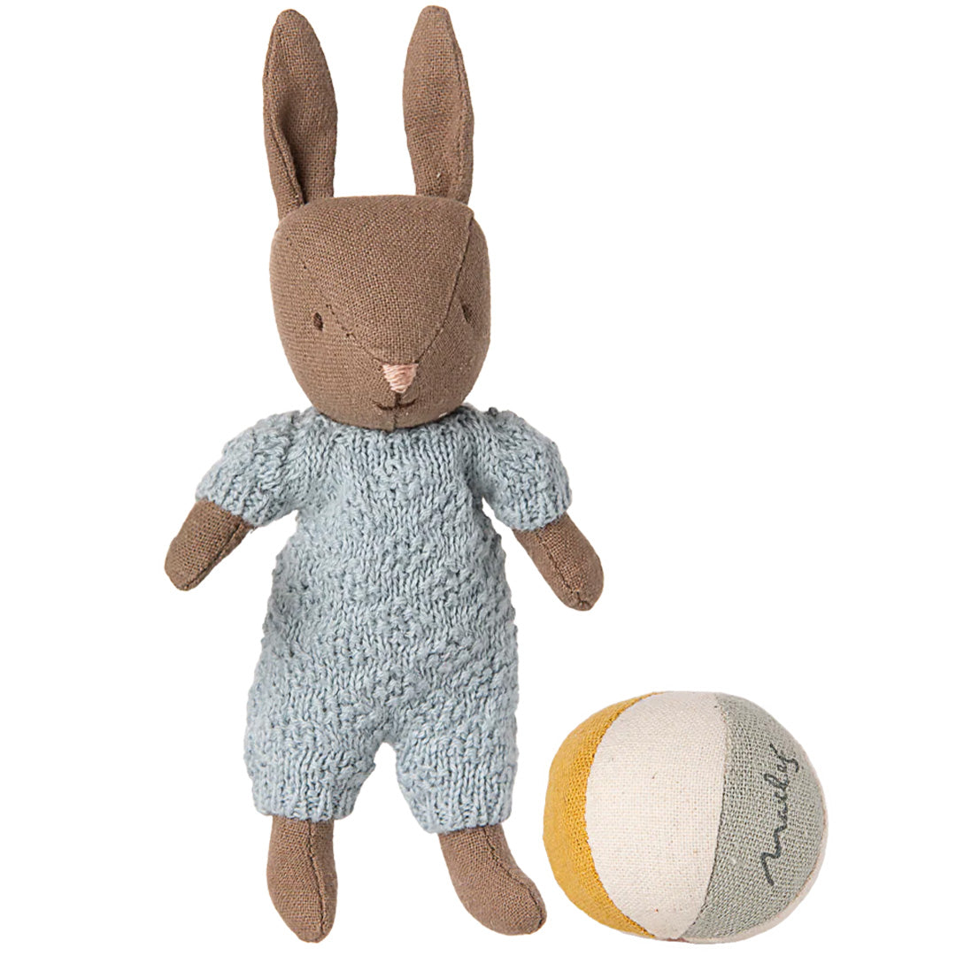 maileg knuffelkonijn micro met bal en fles bruin - blue - 11 cm | 16-5034-00 | 11