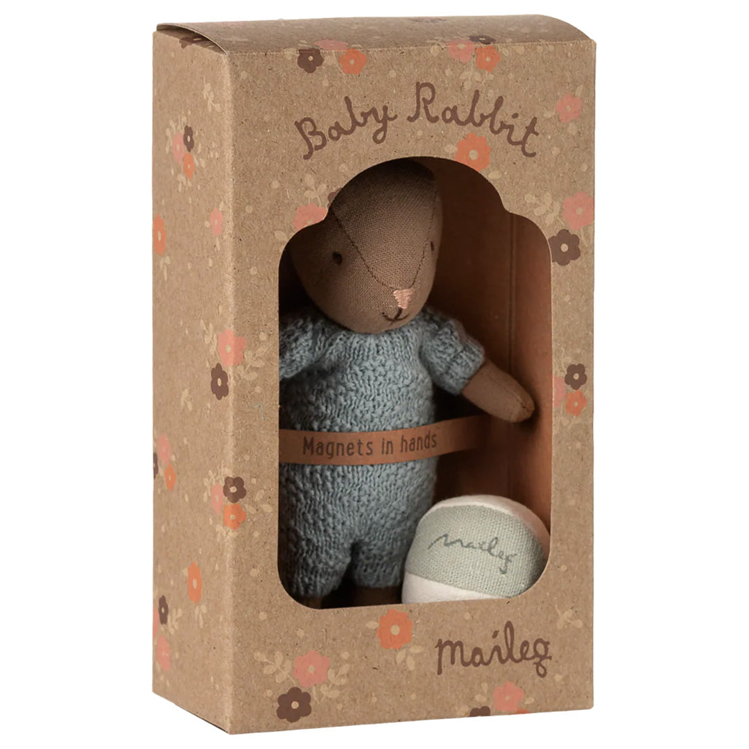 maileg knuffelkonijn micro met bal en fles bruin - blue - 11 cm | 16-5034-00 | 12