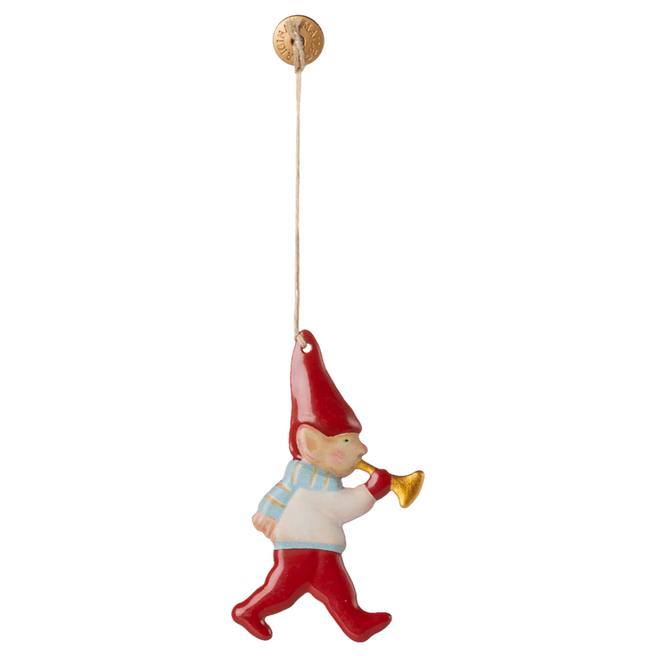 Maileg feestdagen ornament van een pixy met rode kleding en hoed die op een gouden trompet blaast.