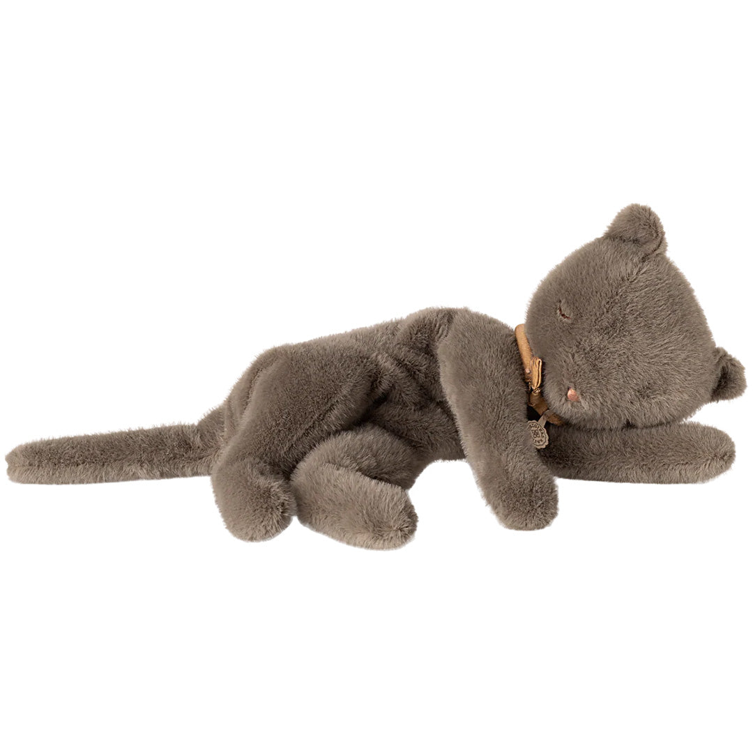 maileg knuffelkat sleeping kitten plush - grey - 37 cm | 16-5996-01 | 0