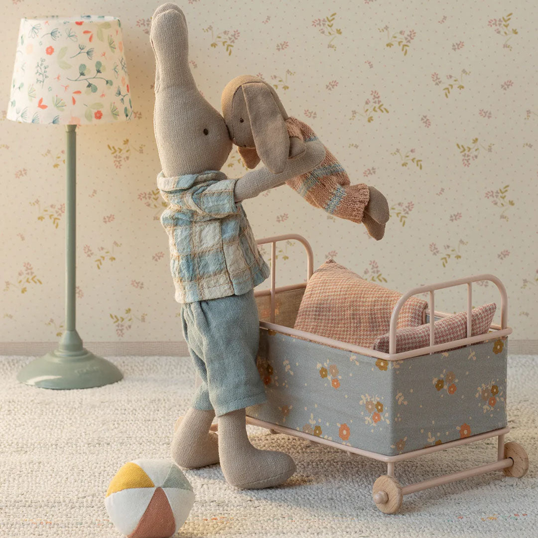 maileg knuffelkonijn micro - bruin - dusty rose gebreid pakje - 11 cm | 16-5023-00 | 1