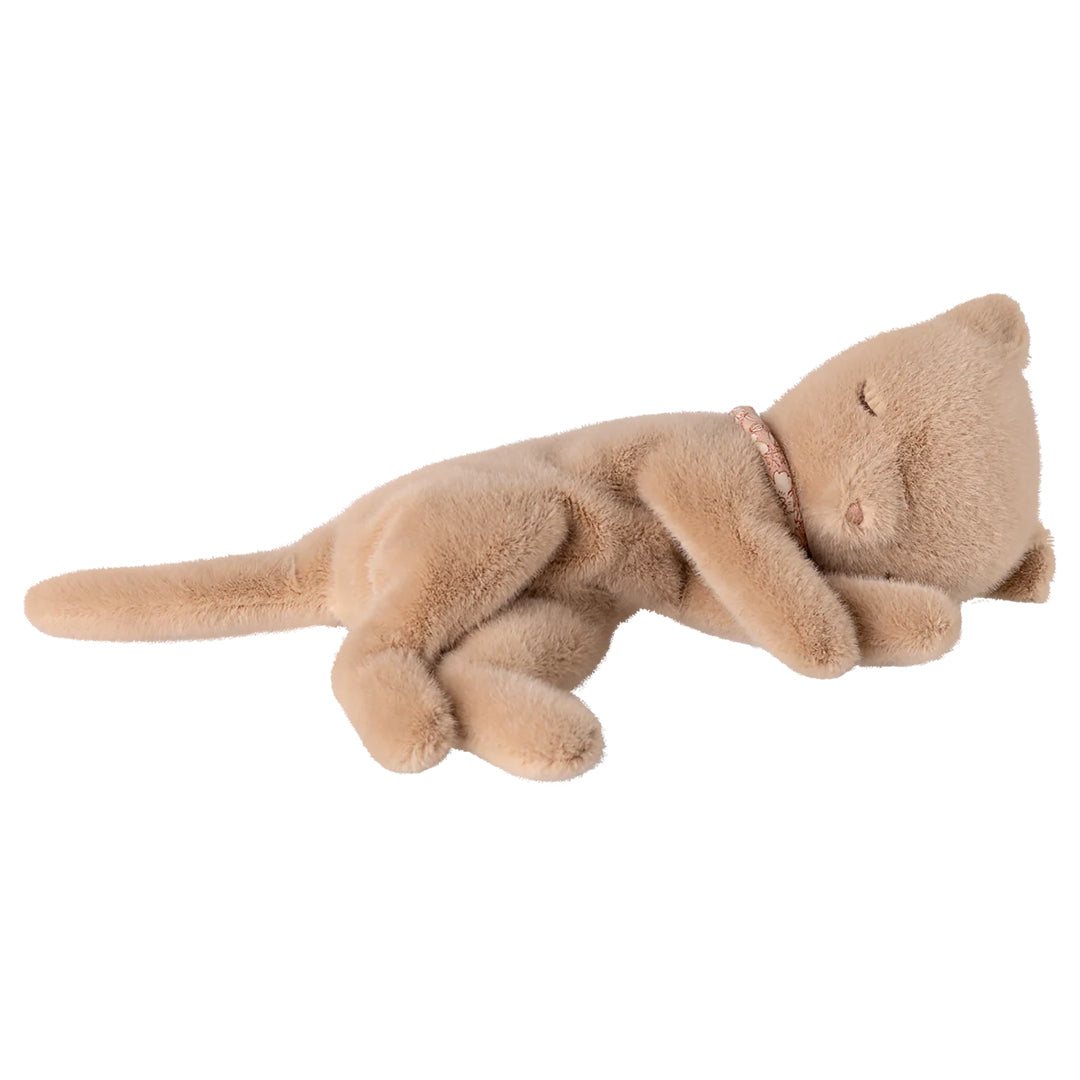 maileg peluche chat sleeping kitten - cream peach - 35 cm