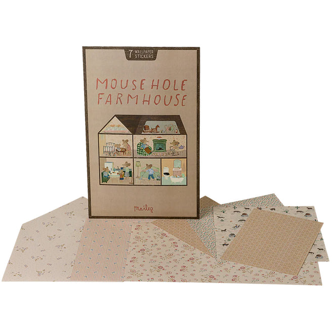 Maileg verpakking voor poppenhuis behang met diverse beige patronen en een illustratie van een muizenhuis.