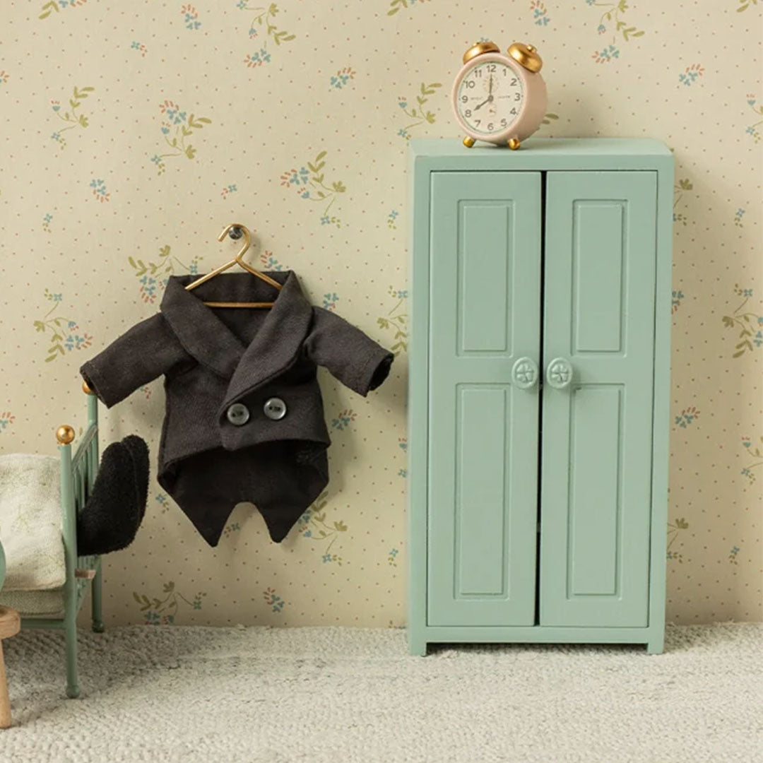 Maileg houten poppenhuis kledingkast voor muis in zachtblauw in een miniatuurkamer met bed en kleding.
