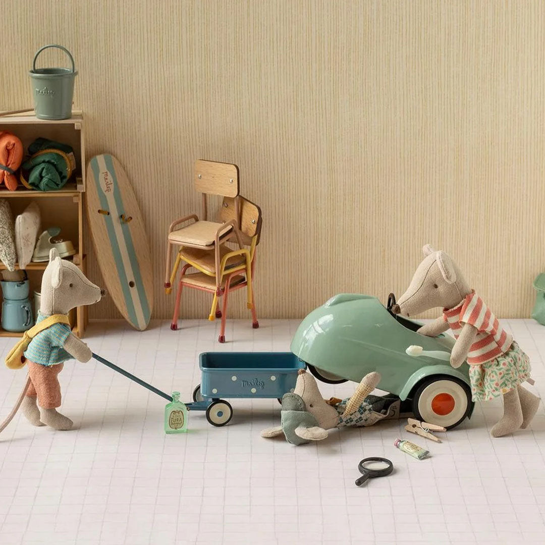 Maileg speelauto in een speelscène met muizen en een blauwe wagen.