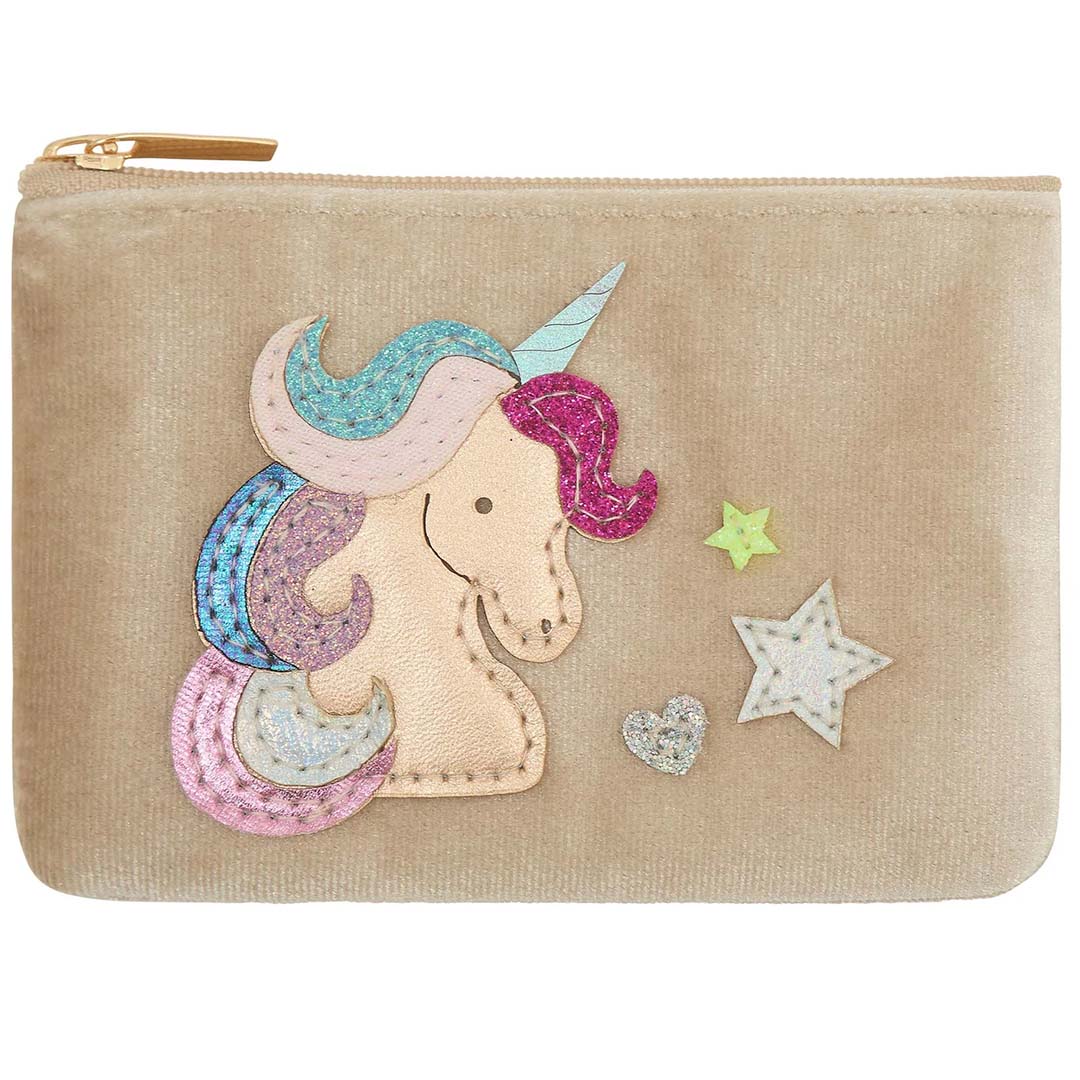 mimi & lula kinderportemonnee van beige fluweel met een eenhoorn en sterren.