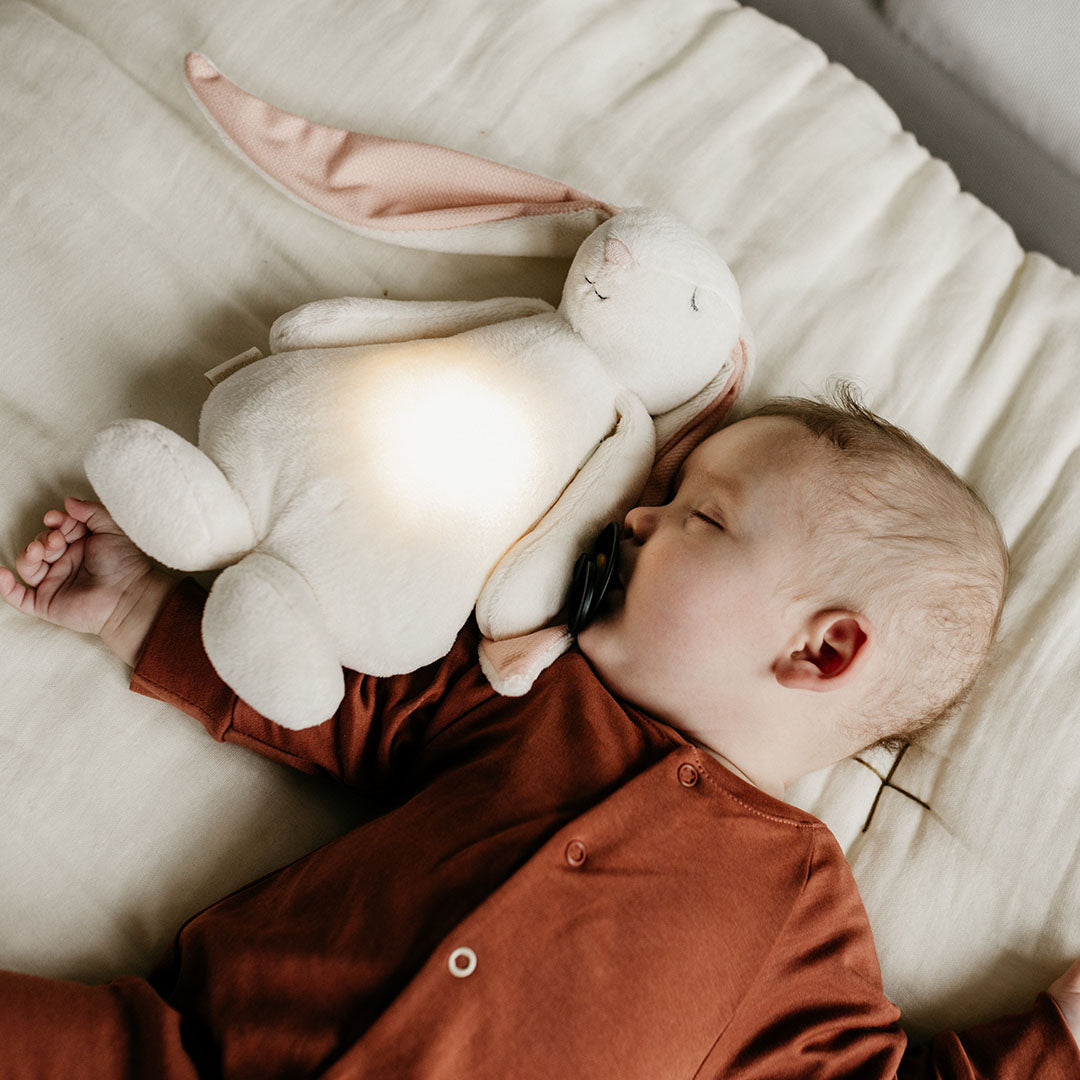 moonie 2.0 next gen knuffelkonijn met nachtlamp en geluid - powder - 28 cm | KPW2 | 1