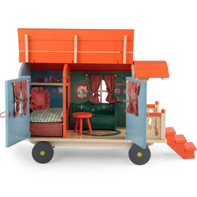 Moulin Roty houten stacaravan poppenhuis met open deuren en zicht op het interieur met bed en meubels.