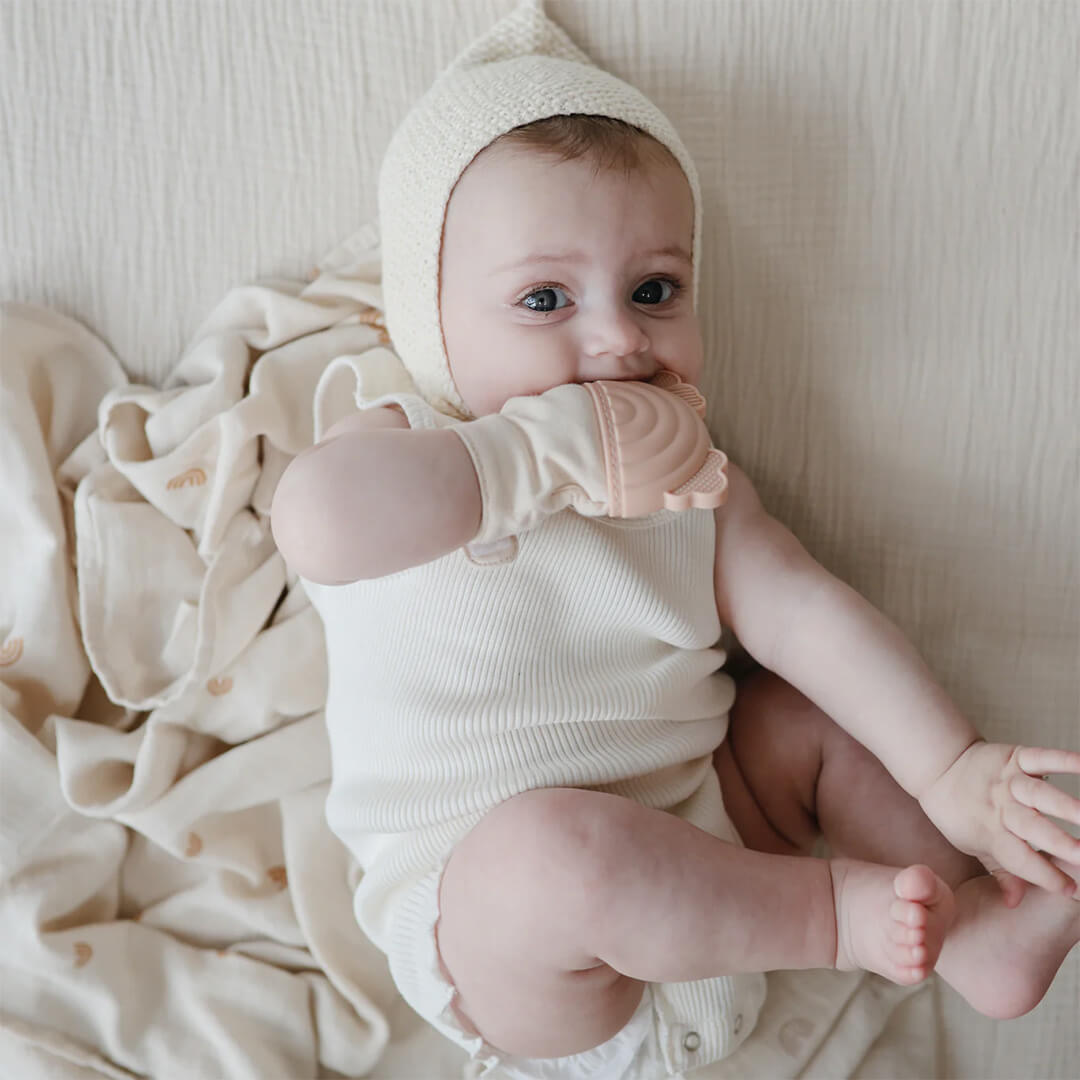 mushie bijthandschoen regenboog - blush | 70.093.02 | 1