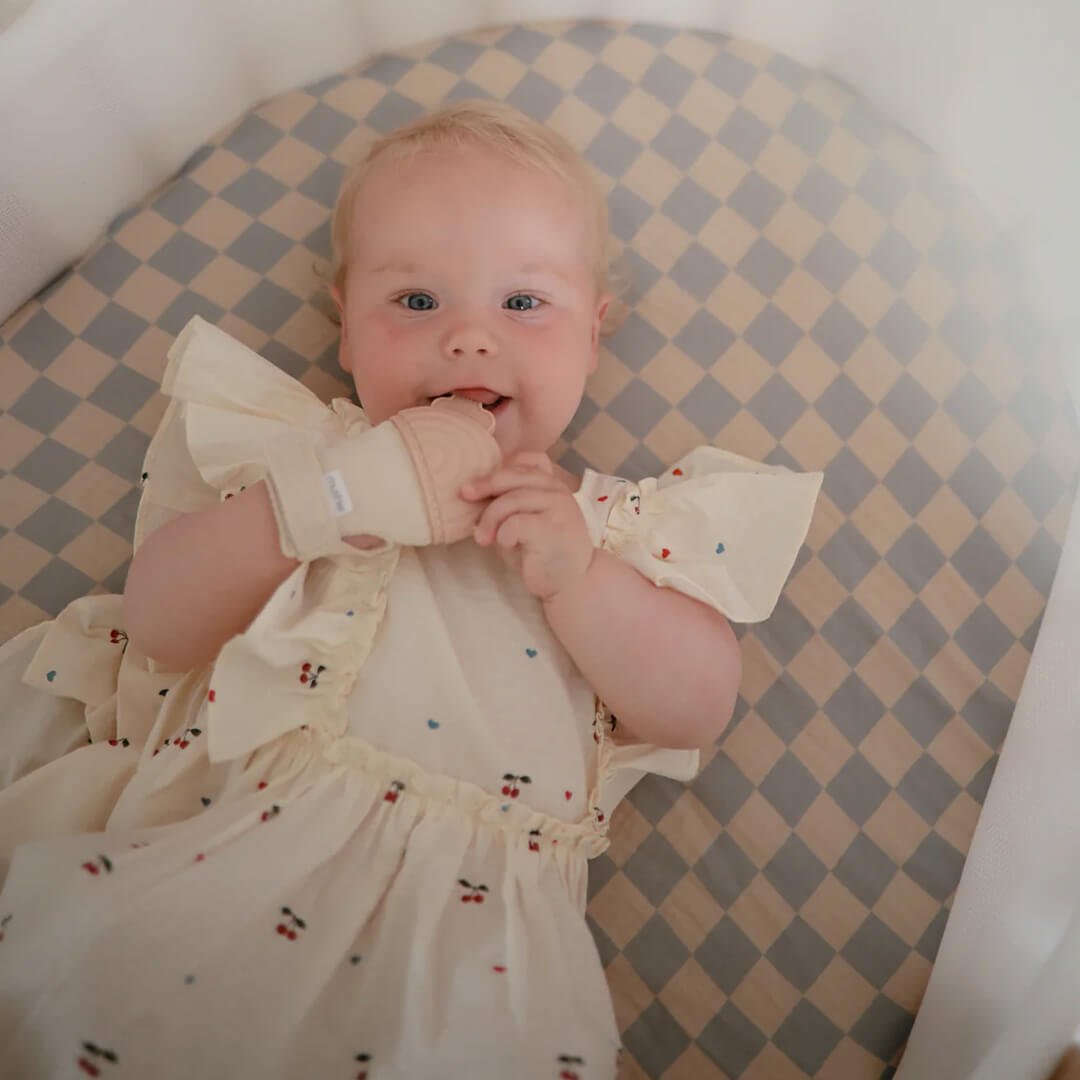 mushie bijthandschoen regenboog - blush | 70.093.02 | 2