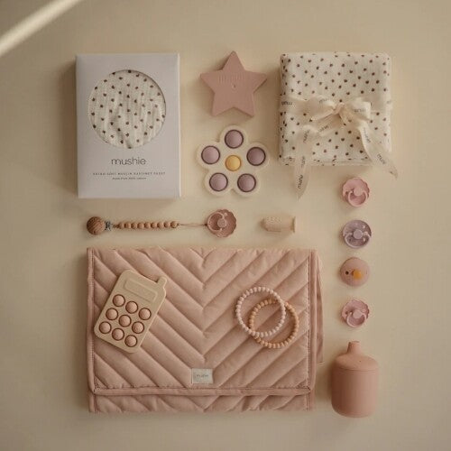 mushie sensorische speelgoedtelefoon - blush | 70.049.01 | 1