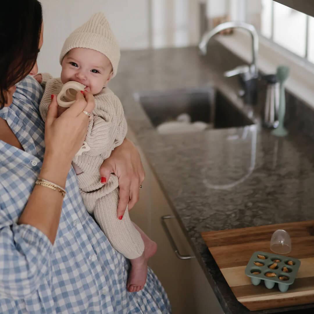 mushie siliconen invriesvorm voor fruitspeen - blush | 70.092.03 | 2