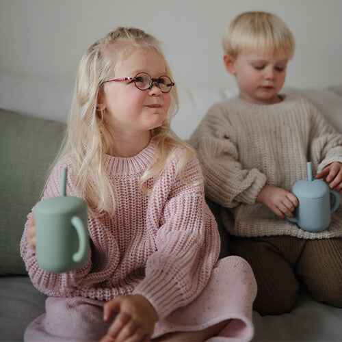 mushie siliconen kinderbeker met rietje - cambridge blue  | 70.051.03 | 5