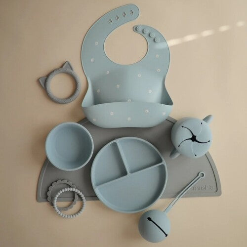 mushie siliconen kinderkom met zuignap - powder blue | 70.018.41 | 2