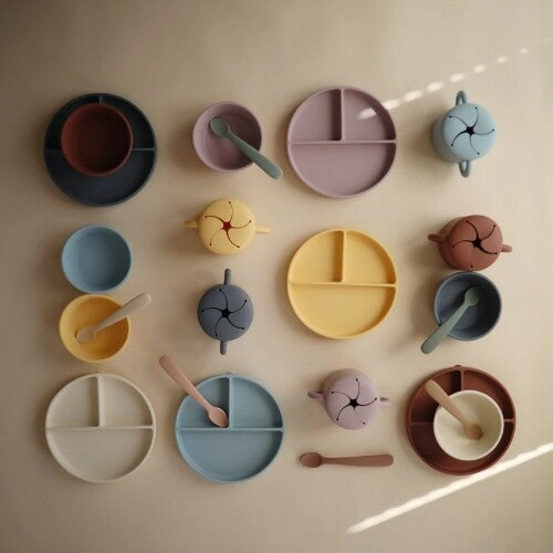 mushie siliconen kinderkom met zuignap - powder blue | 70.018.41 | 4