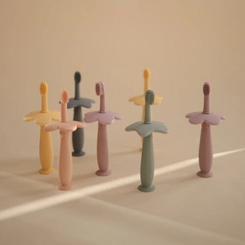 mushie siliconen kindertandenborstel bloem - blush  | 70.046.01 | 4