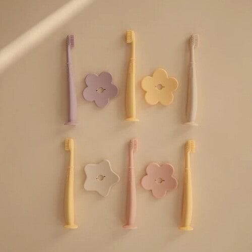 mushie siliconen kindertandenborstel bloem - soft lilac | 70.046.02 | 1